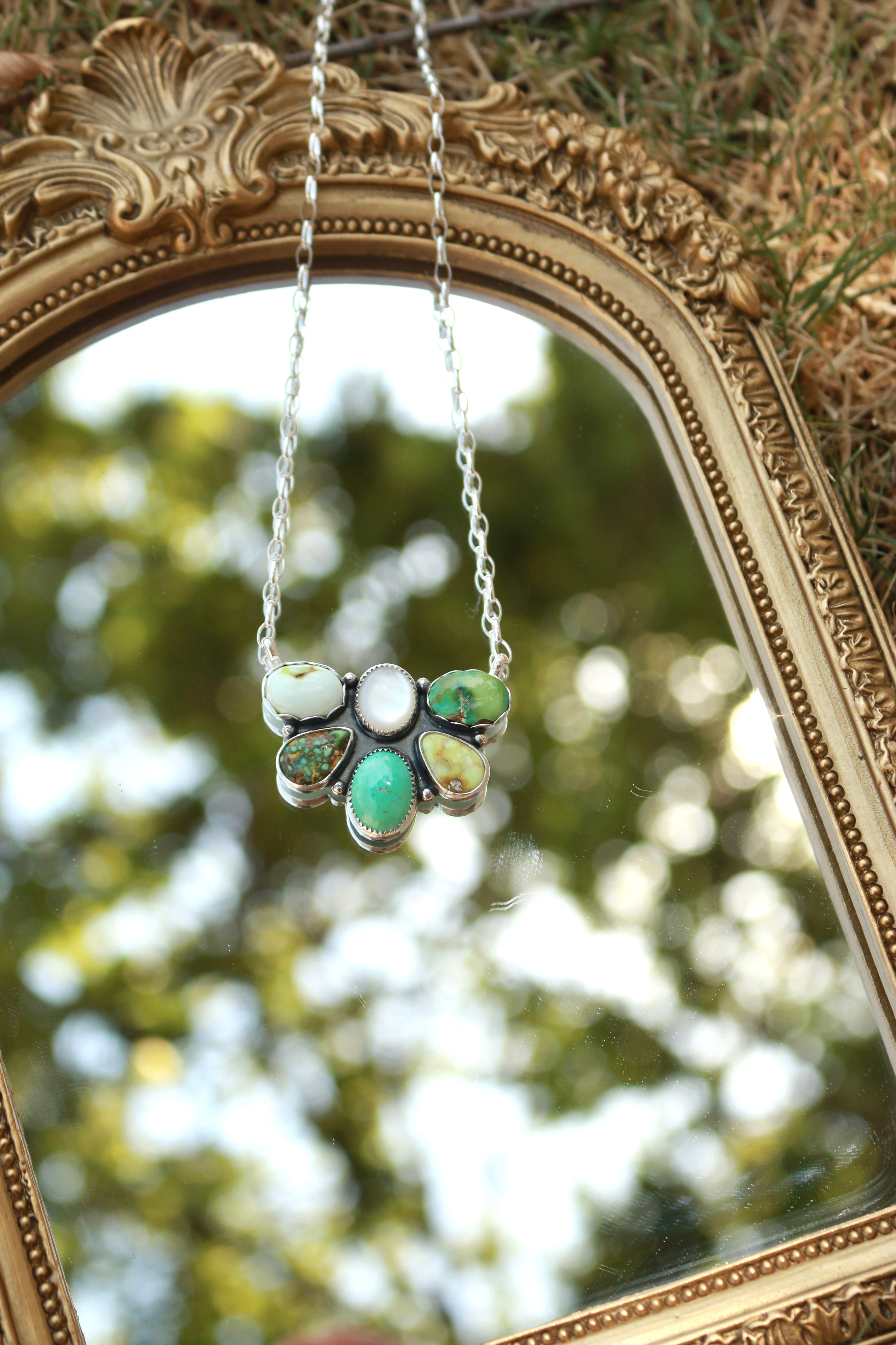 The Iris necklace